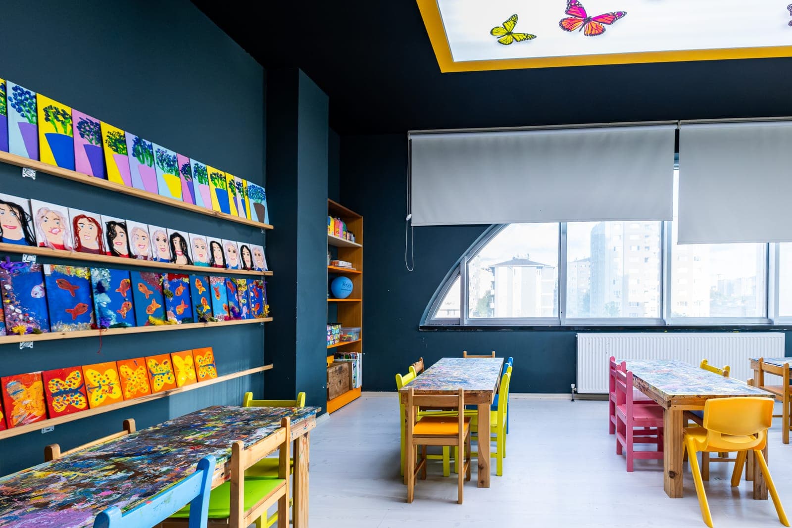 Kitaplıklı okuma ve sanat odası