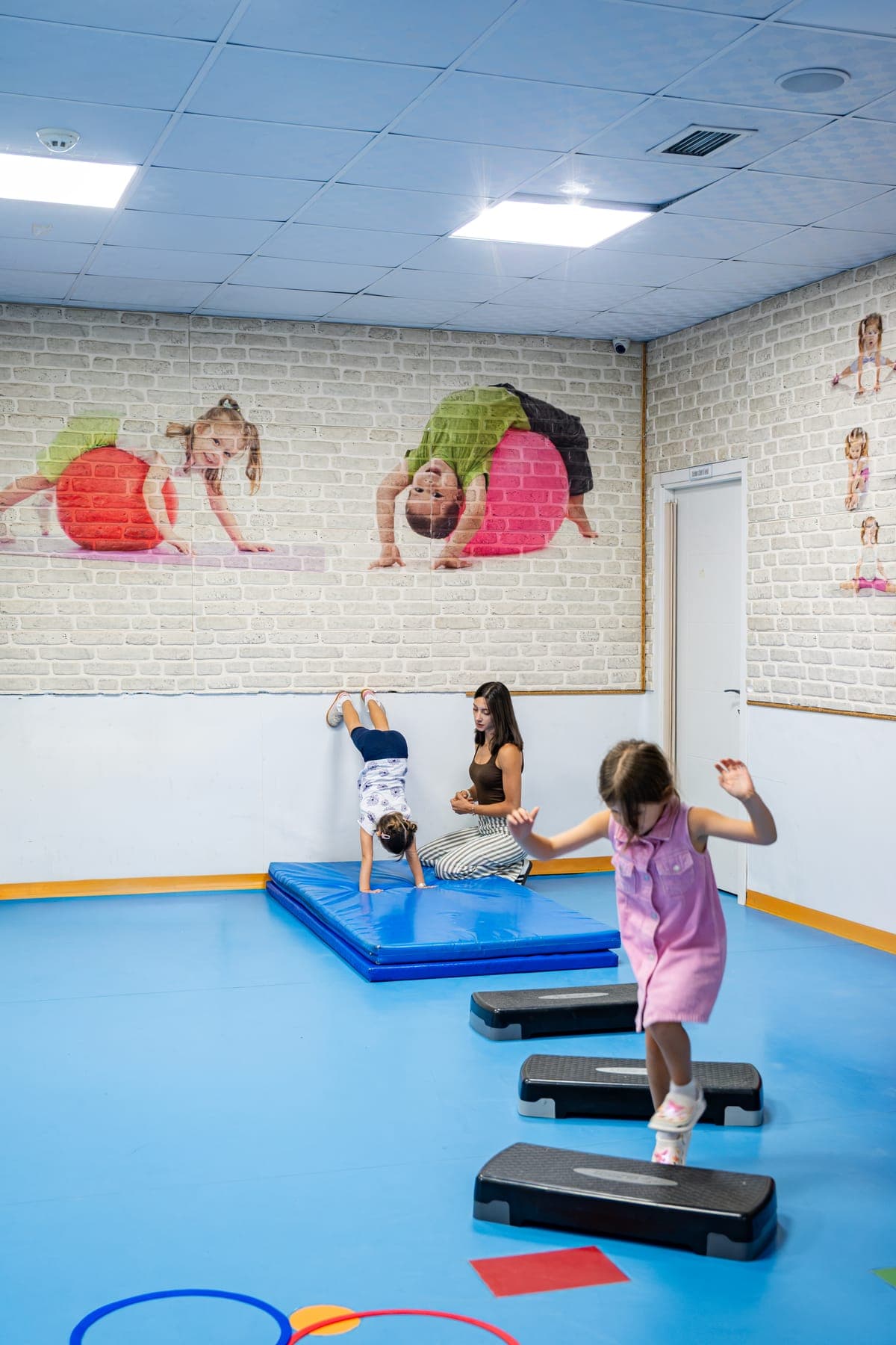 Jimnastik salonunda amuda kalkan çocuk